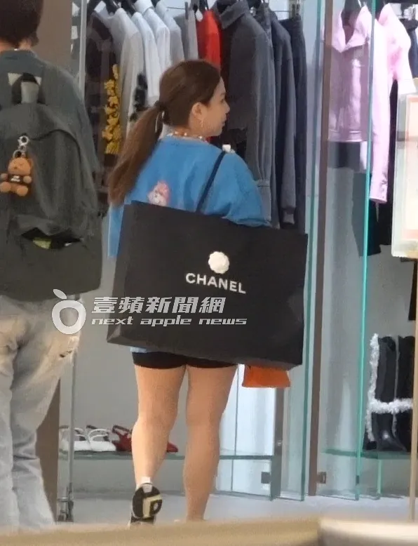 楊秀蓉背著兒子的CHANEL戰利品。特勤中心攝