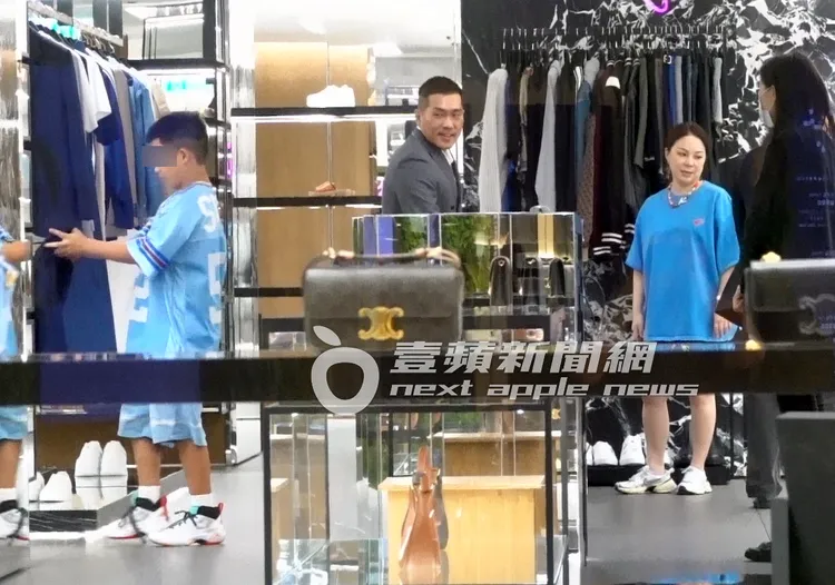 楊秀蓉（右）與男閨蜜在旁等兒子挑好喜歡的衣服。特勤中心攝