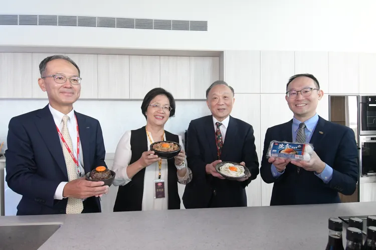 彰化縣長王惠美與業者共同發表台灣第一顆與日本同等級的生食級雞蛋。縣府提供