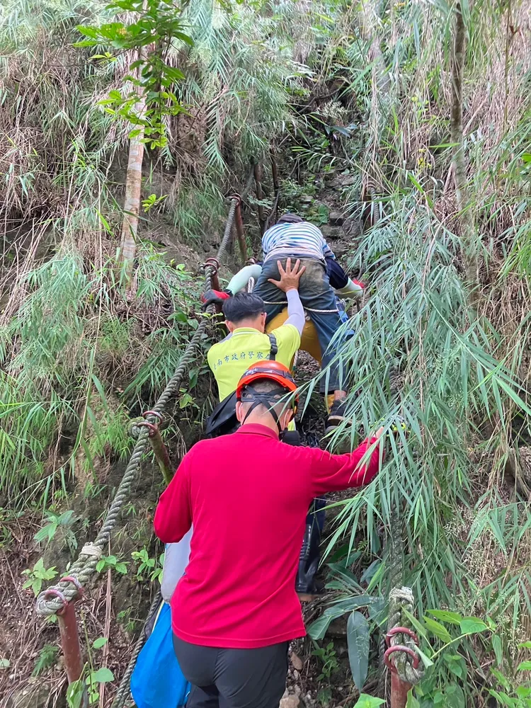 老翁一路跟著對員爬上爬下，身體相當硬朗。消防局第一大隊提供