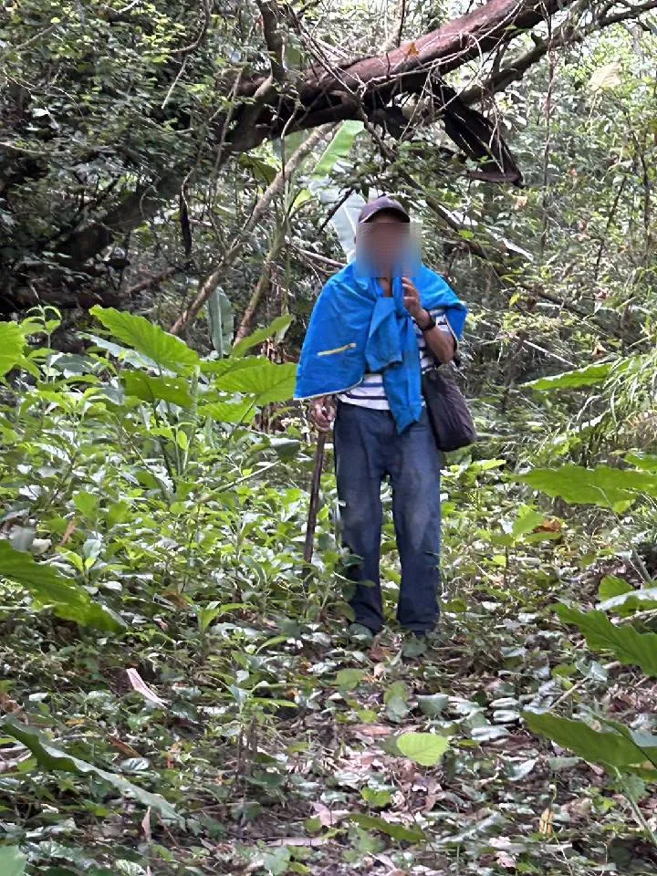 搜救人員在古道旁小徑發現迷途老翁。消防局提供