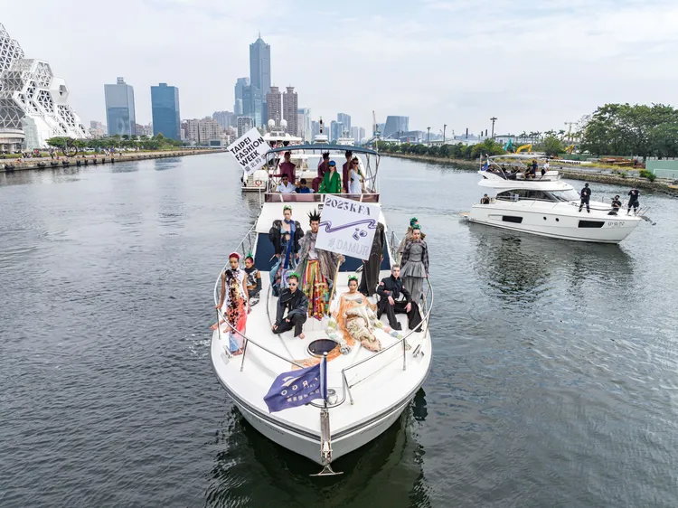 高雄時尚大賞攜手臺北時裝週品牌秀#DAMUR，昨在駁二大港橋舉辦了一場史無前例的遊艇時裝秀。青年局提供