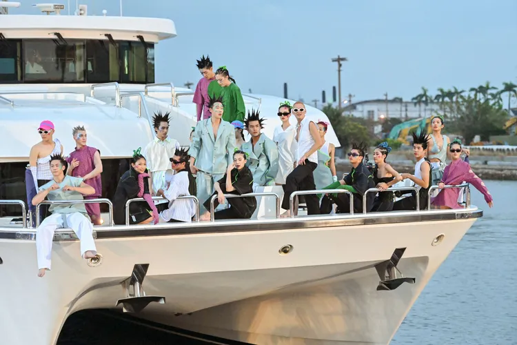 高雄時尚大賞攜手臺北時裝週品牌秀DAMUR，以大膽的創意進行顛覆性時裝秀表演。青年局提供