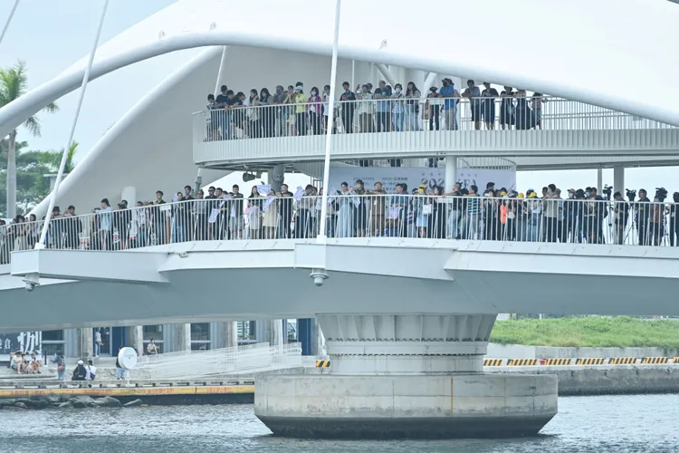 大港橋上民眾觀看首場海上時尚秀。青年局提供