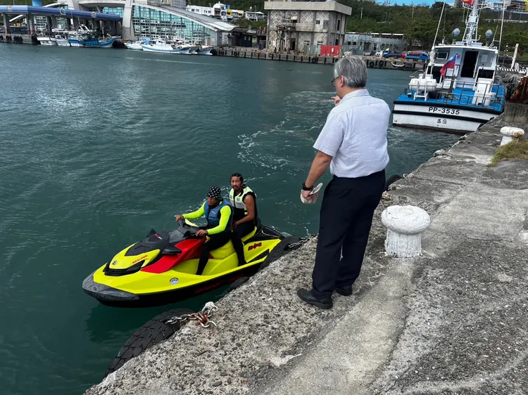 救援團隊協請在地水上遊憩業者於鄰近海域搜尋海豚蹤跡。海保署提供