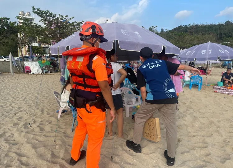 海洋保育站同仁偕同海巡人員向海灘遊客宣導避免靠近出沒海豚及騷擾行為。海保署提供