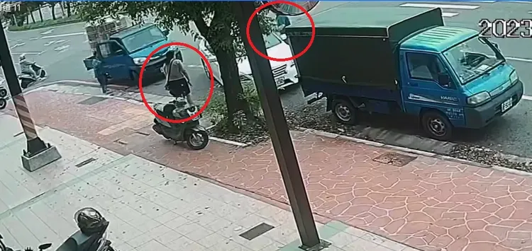 白色自小客車駕駛（右）上車離去，徐女（左）事後向警方報案。民眾提供