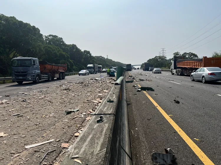 防眩桿碎片散落一地。民眾提供