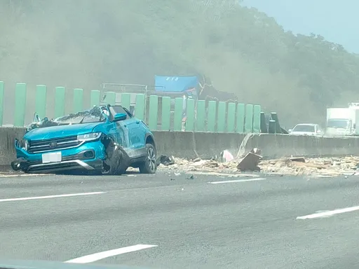 國3恐怖車禍！轎車撞貨車衝對向　剷平分隔島一排防眩桿2人傷