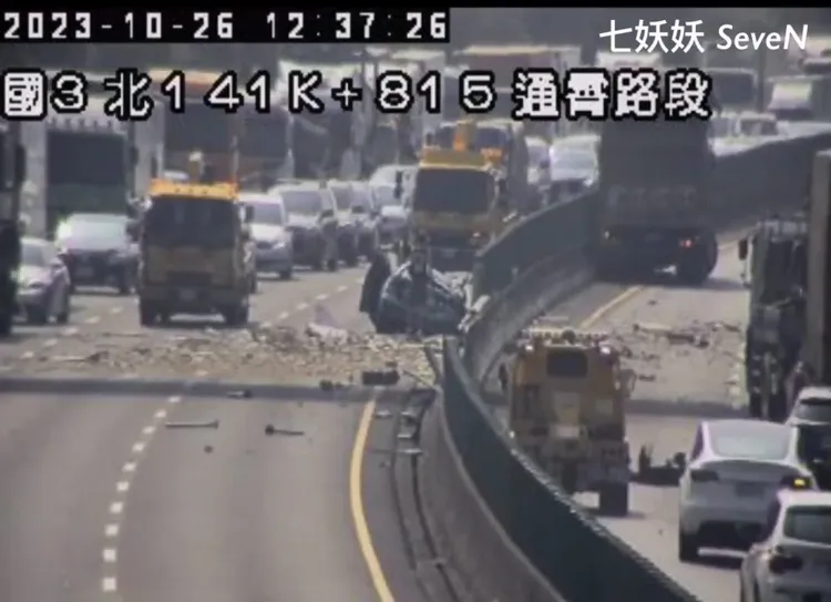 這起事故造成2人受傷，雙向車流受阻。翻攝畫面