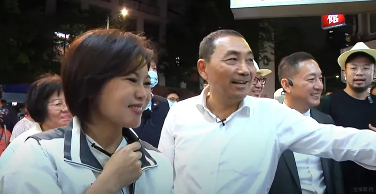 侯友宜與游淑慧一起前往寧夏夜市。翻攝畫面