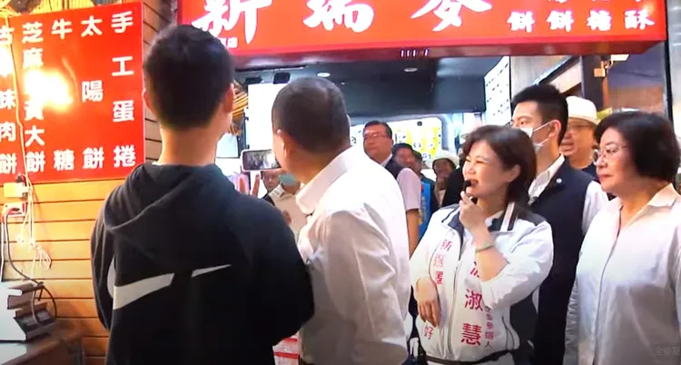 侯友宜與民眾自拍展現親和力。翻攝畫面