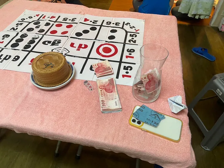 警方查扣證物。翻攝畫面