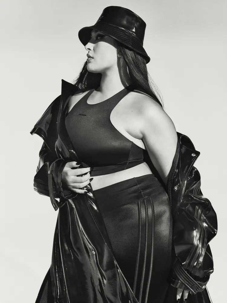 IVY PARK NOIR系列以全黑形式亮相。品牌提供