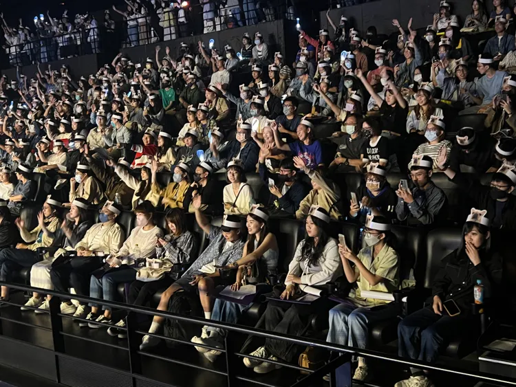 粉絲頭上戴著金世正愛犬「大醬」的頭飾。讀者提供