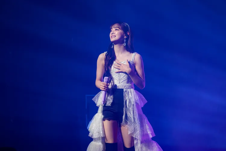 金世正演唱《社內相親》歌曲時，大螢幕播放與安孝燮的片段。ON INN ASIA提供