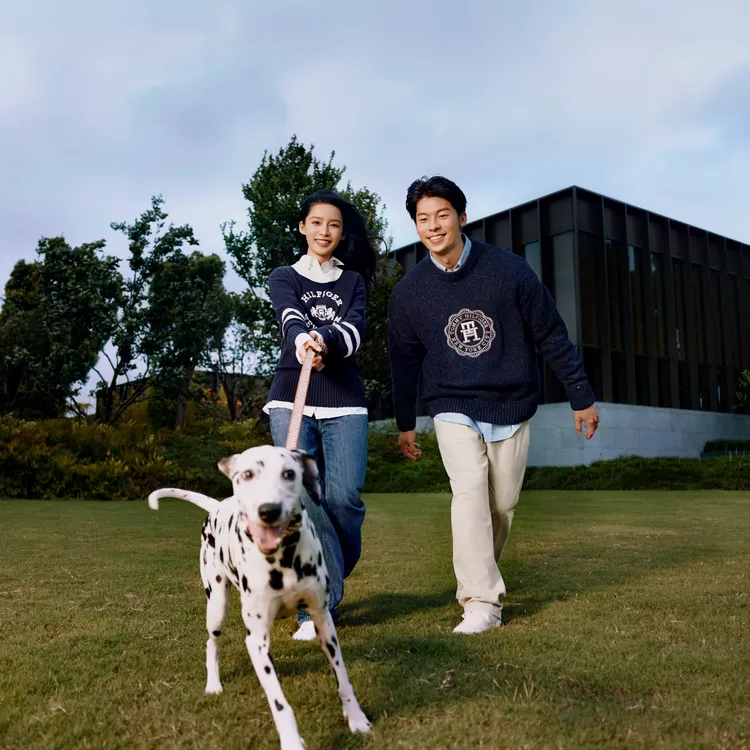  李沁（左）、許光漢（右）換上深藍色的休閒大學T。品牌提供