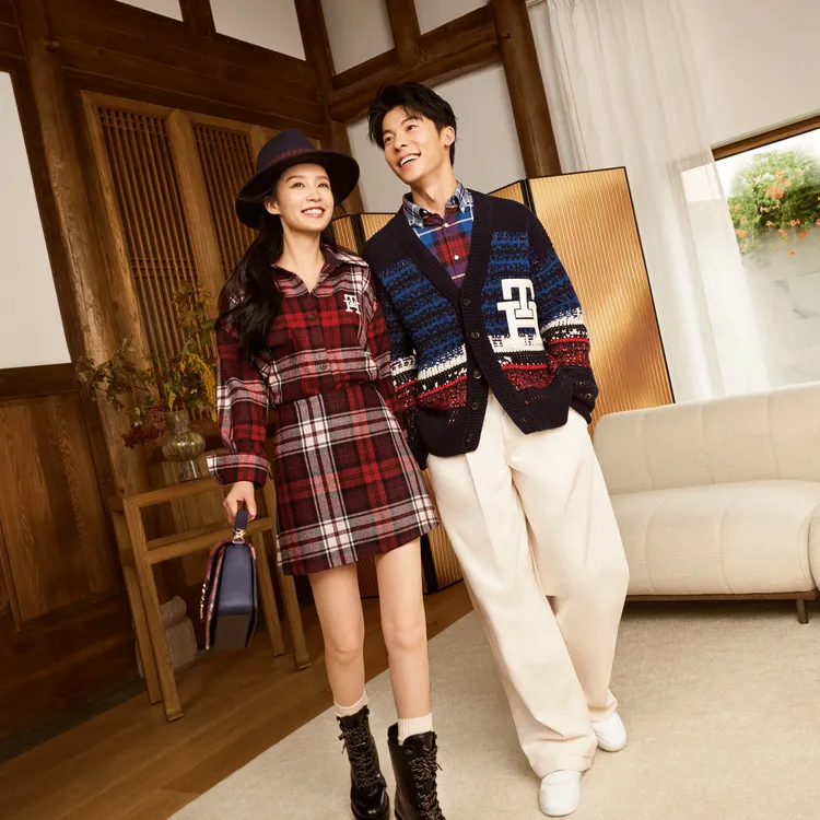 李沁（左）、許光漢（右）換上Tartan格紋牛津襯衫。品牌提供