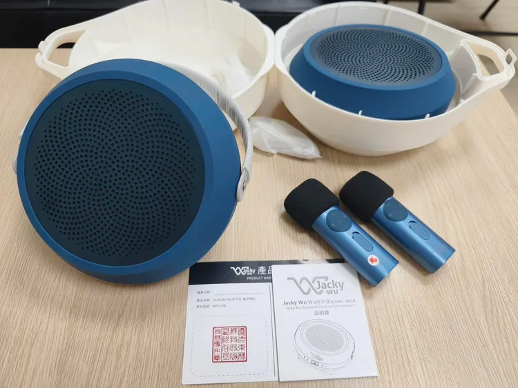 吳宗憲送徐巧芯一台「JackyWu WU所不在藍牙喇叭」音響。翻攝自巧芯臉書