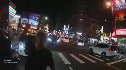 白目沒藥醫!醉男站斑馬線擋道對警咆哮 一查竟是酒駕通緝犯