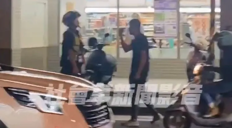 吳男不服警方勸導，指著警員咆哮、推擠。翻攝「社會事新聞影音」