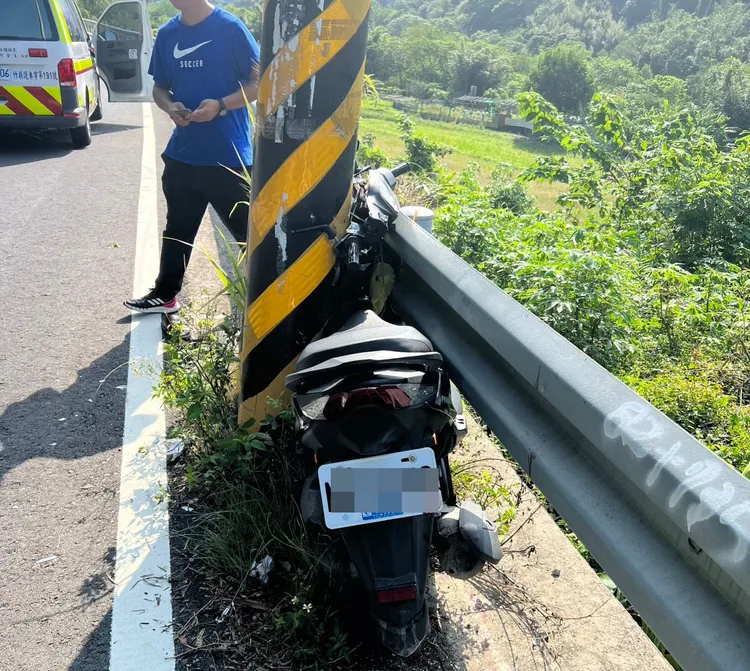 機車撞上電桿。新竹縣消防局提供