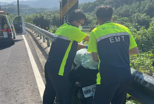 竹縣台3線機車疑自撞電桿　騎士送醫不治