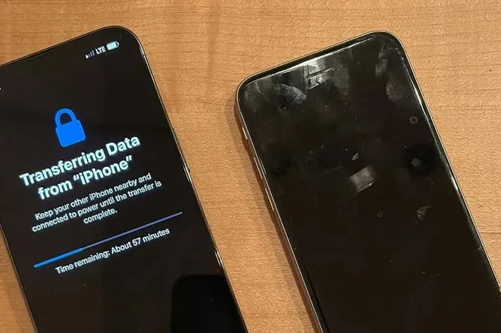 「美國隊長」Chris Evans去年6月發X和IG告別他用了7年的iPhone 6s（左），稱「會想念HOME鍵」。看起來是升級到iPhone 13 Pro（右）。圖片來源：Chris Evans