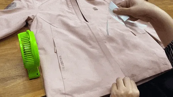 ▲將輕鋒衣4.0拿來擋電風扇吹出來的風，防風力立馬可見。(拍攝有色差問題，實際商品顏色請以實品為主) 