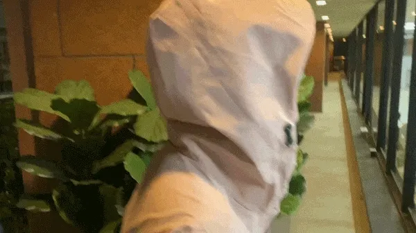 ▲小編穿上輕鋒衣4.0，整瓶礦泉水往小編身上倒，水也完全不會滲進去，停留在衣服上的剩餘小水珠，用手輕輕就能拍掉，防潑水力極佳，不怕突然下起雨。