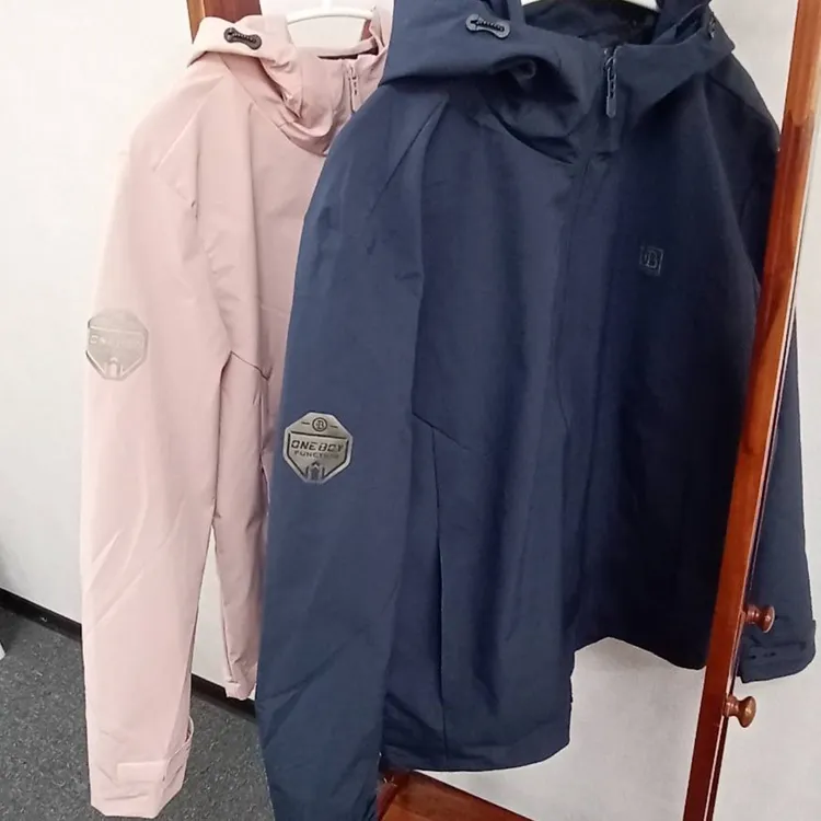 ▲小編測試輕鋒衣4.0的防風力，圖中為女款粉色及男款丈青色。