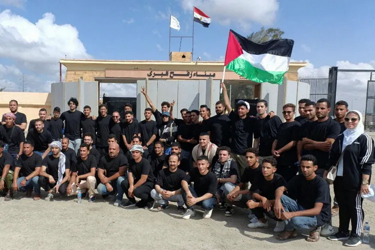 埃及志工在邊境等待將救援物資送進加薩走廊。路透社