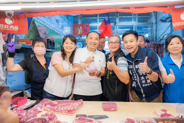 侯友宜到台中太平市場掃街拜票。侯辦提供