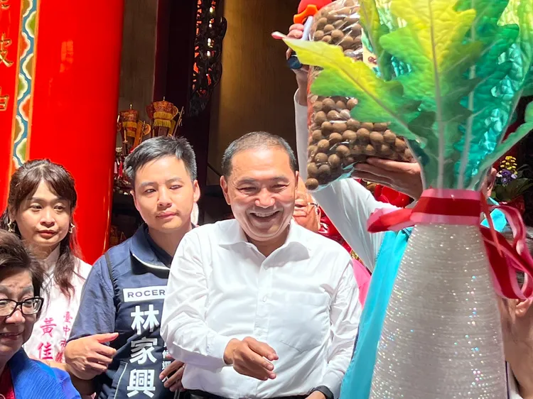 聖和宮致贈侯友宜象徵好采頭的菜頭。鮮明攝