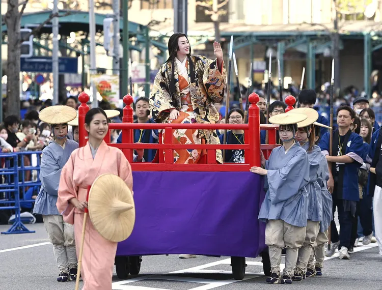 懷孕的北川景子坐在花車上，向圍觀民眾揮手致意。翻攝《日刊體育》