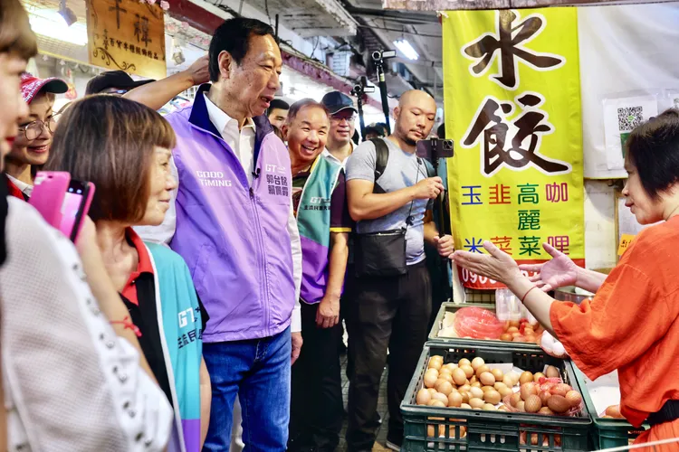 郭台銘當場和基層攤商交流近日蛋價和蛋源議題。林林攝