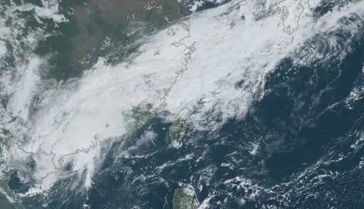 北台灣變天！鋒面即將通過　颱風調頭往南走「準備高低層分離」