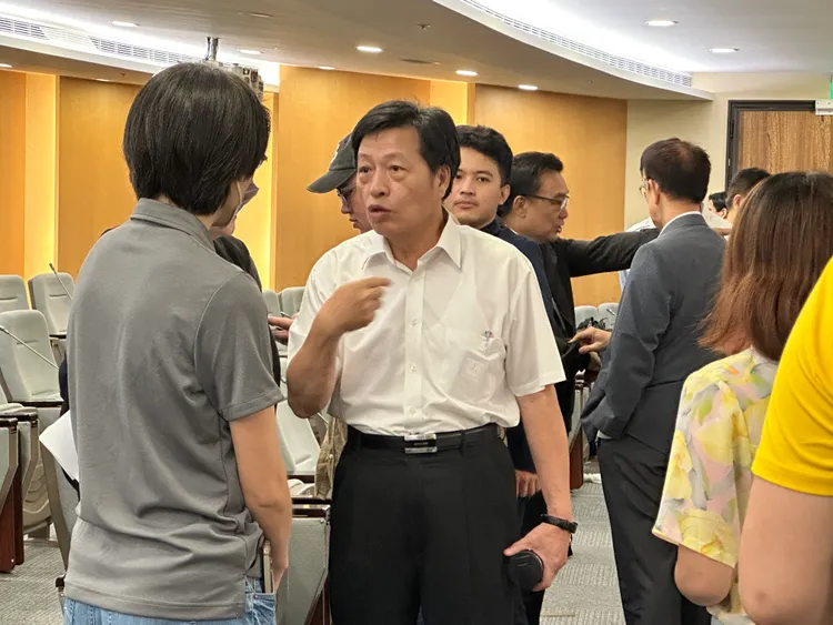 甫加入民眾黨的前民進黨立委鄭寶清也出席記者會。潘袁詩羽攝