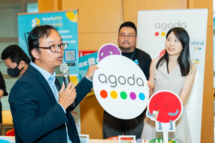 112年新北市優良旅館及魅力民宿「金好住」行銷活動與Agoda合作，左一為新北觀旅局長楊宗珉。觀光局提供
