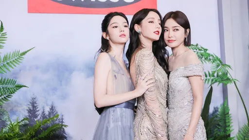 迪麗熱巴撇二搭緋聞男 極品S曲線緊貼御姊