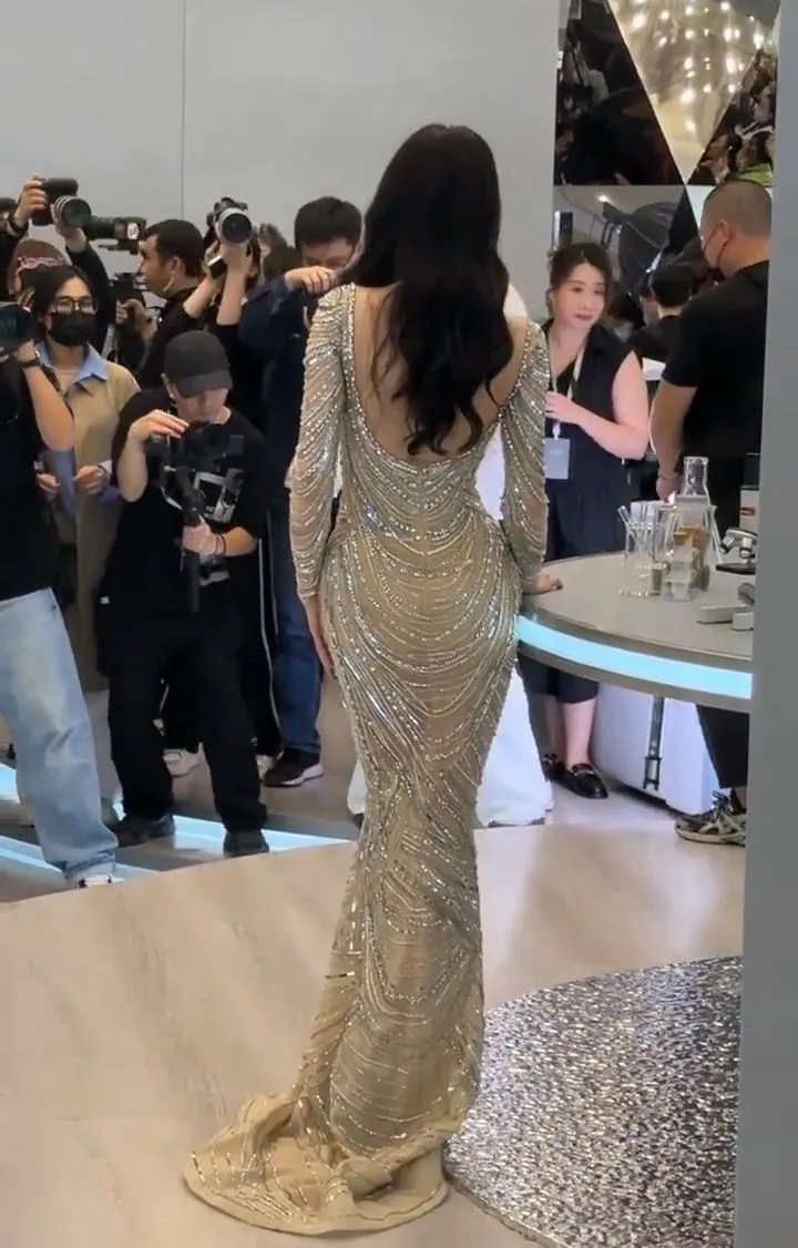 迪麗熱巴的背影也讓人看到眼睛發直。翻攝追星阿姨李納尼微博