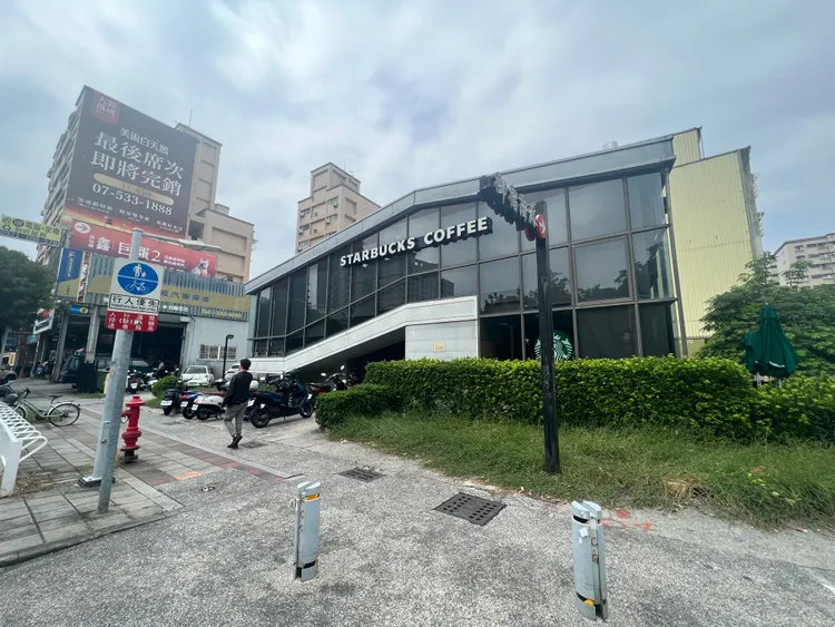 「星巴克明倫門市」原址將規劃商辦大樓，預計10月底動土興建。葉家銘攝