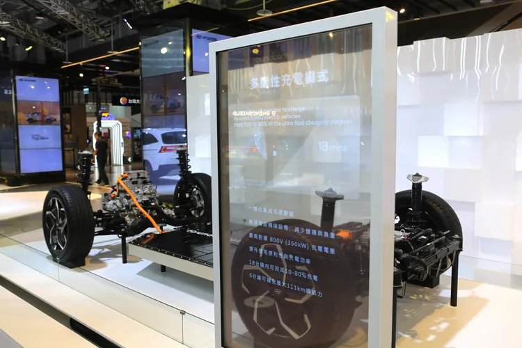 南陽實業首度將E-GMP平台實體結構運抵展區，並且透過互動式的透明螢幕裝置，為觀看者解密平台技術優勢。林浩昇攝