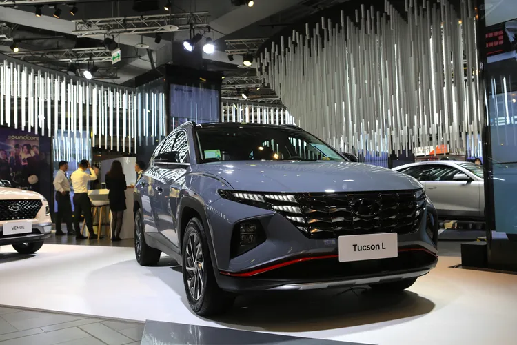 Tucson L為Hyundai旗下國產中型SUV休旅主力車系，現場展示的為Tucson L Shadow特仕車，主要採用獨特的灰色系車身色調，搭配專屬個性化識別細節內裝特色，新車售價109.9萬元，全台僅限量200台。林浩昇攝