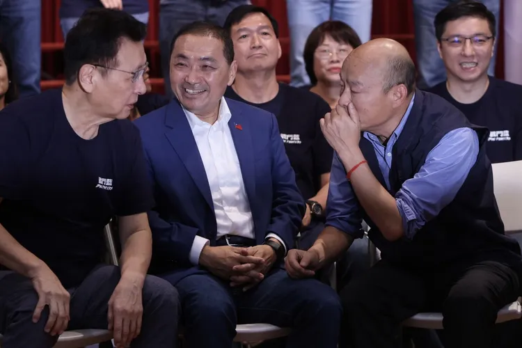 戰鬥藍記者會，侯友宜、韓國瑜都出席。林林攝