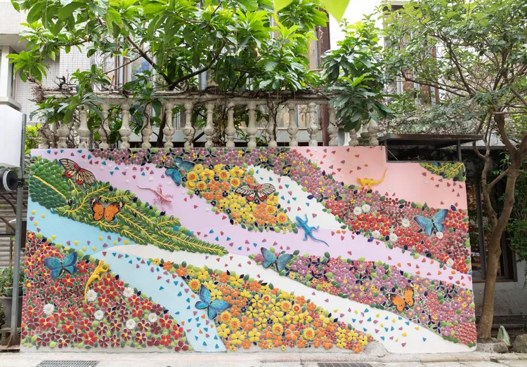  呼應onefifteen初衣食午以「繁花似錦」為主題的剪黏藝術創作牆 。品牌提供