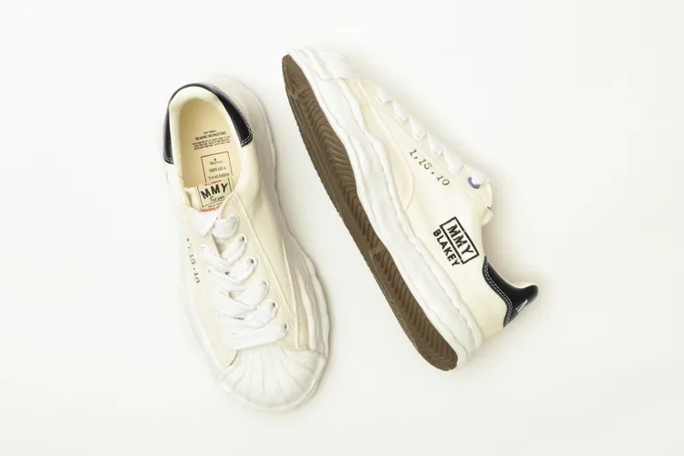 Maison Mihara Yasuhiro白色簽名球鞋，1萬2680元。品牌提供