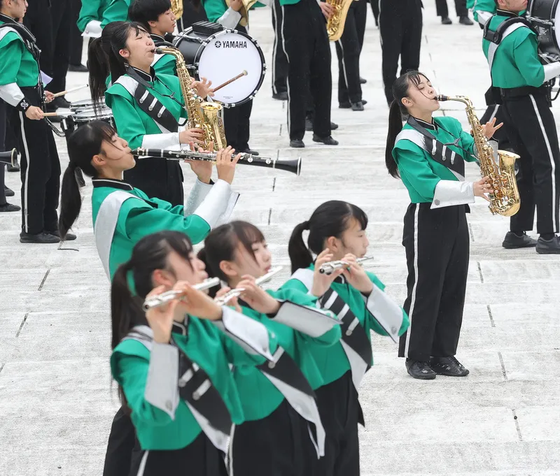 9日上午「翡翠騎士」在台北圓山飯店戶外廣場快閃演出,吸引民眾圍觀。中央社