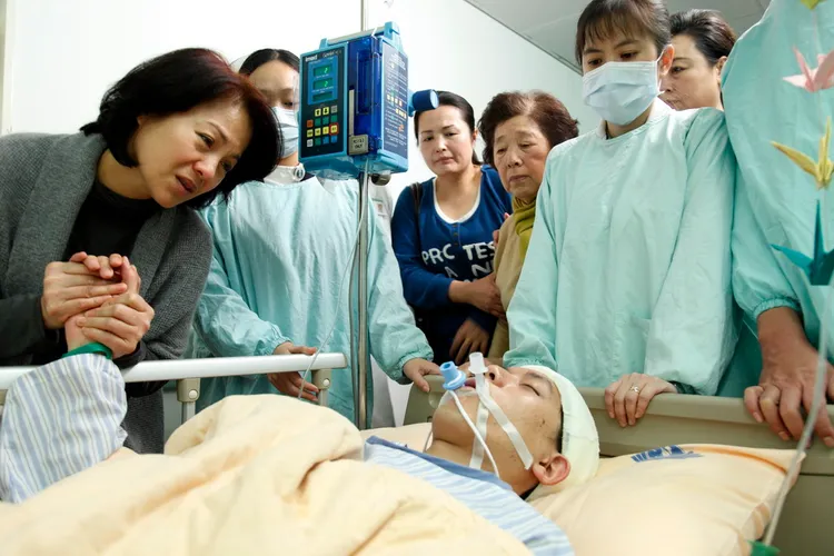 莫子儀（左下）詮釋一名車禍腦死的大學生，潘麗麗飾演母親。大愛提供