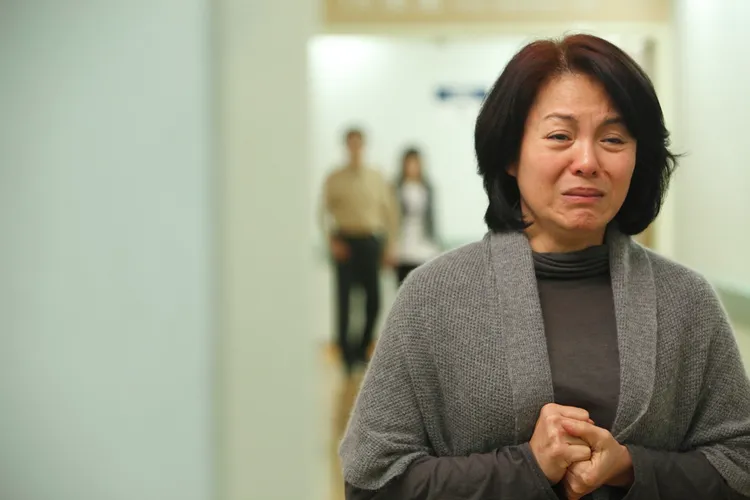 潘麗麗詮釋兒子腦死是否器官捐贈，身為母親內心掙扎與不捨。大愛提供